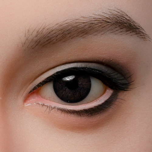 Schwarze Augen für Sexpuppe