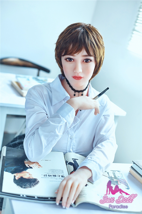 Studentenliebespuppe mit Studentenoutfit