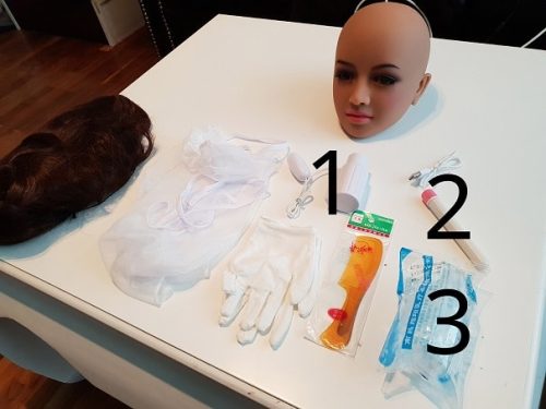 Verschiedene Zubehörteile im Lieferumfang einer Sexpuppe