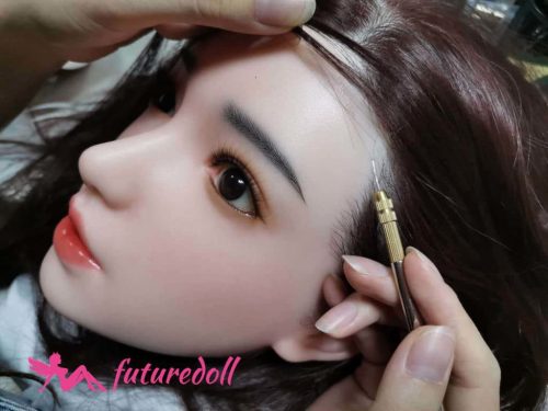 Wie man Make-up auf seine Sexpuppe aufträgt